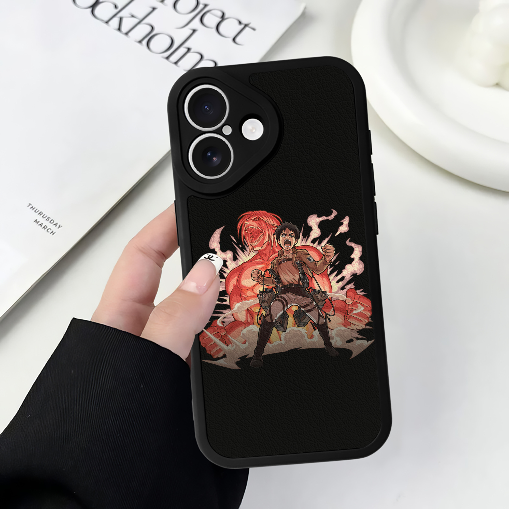 （画像用） 進撃の巨人 エレン･イェーガー Attack on Titan Eren Jäger 【iPhone 16シリーズ対応】シリコンスマホケース（レザー調） 材質：シリコン